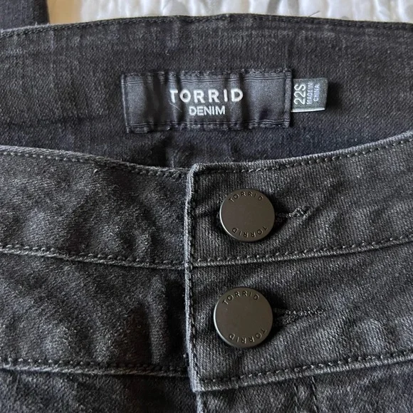 Torrid Denim Plus Size High Rise Skinny Jeans in Black • 22S - Picture 7 of 8